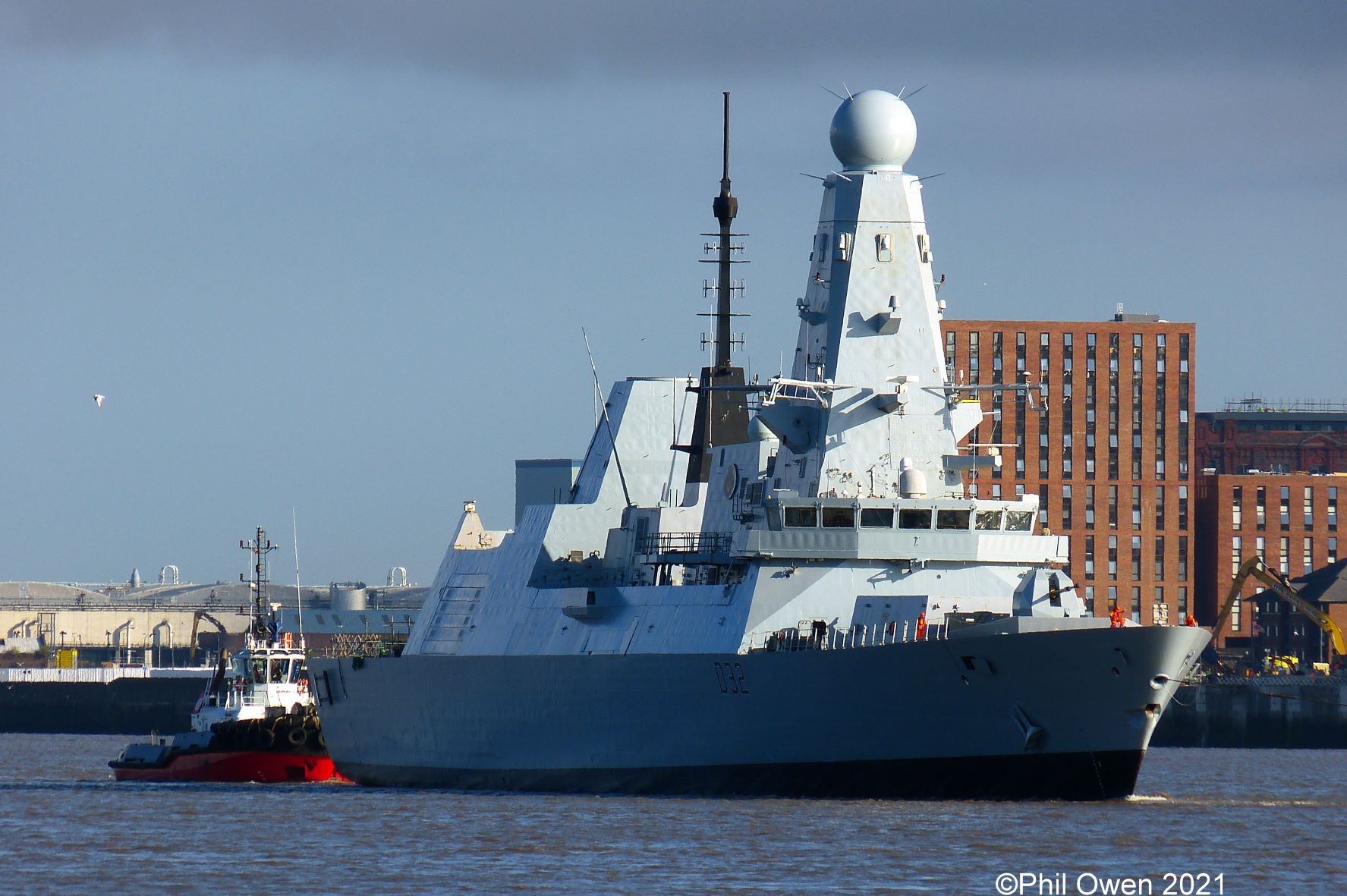 HMS Daring_tug_resize.jpeg