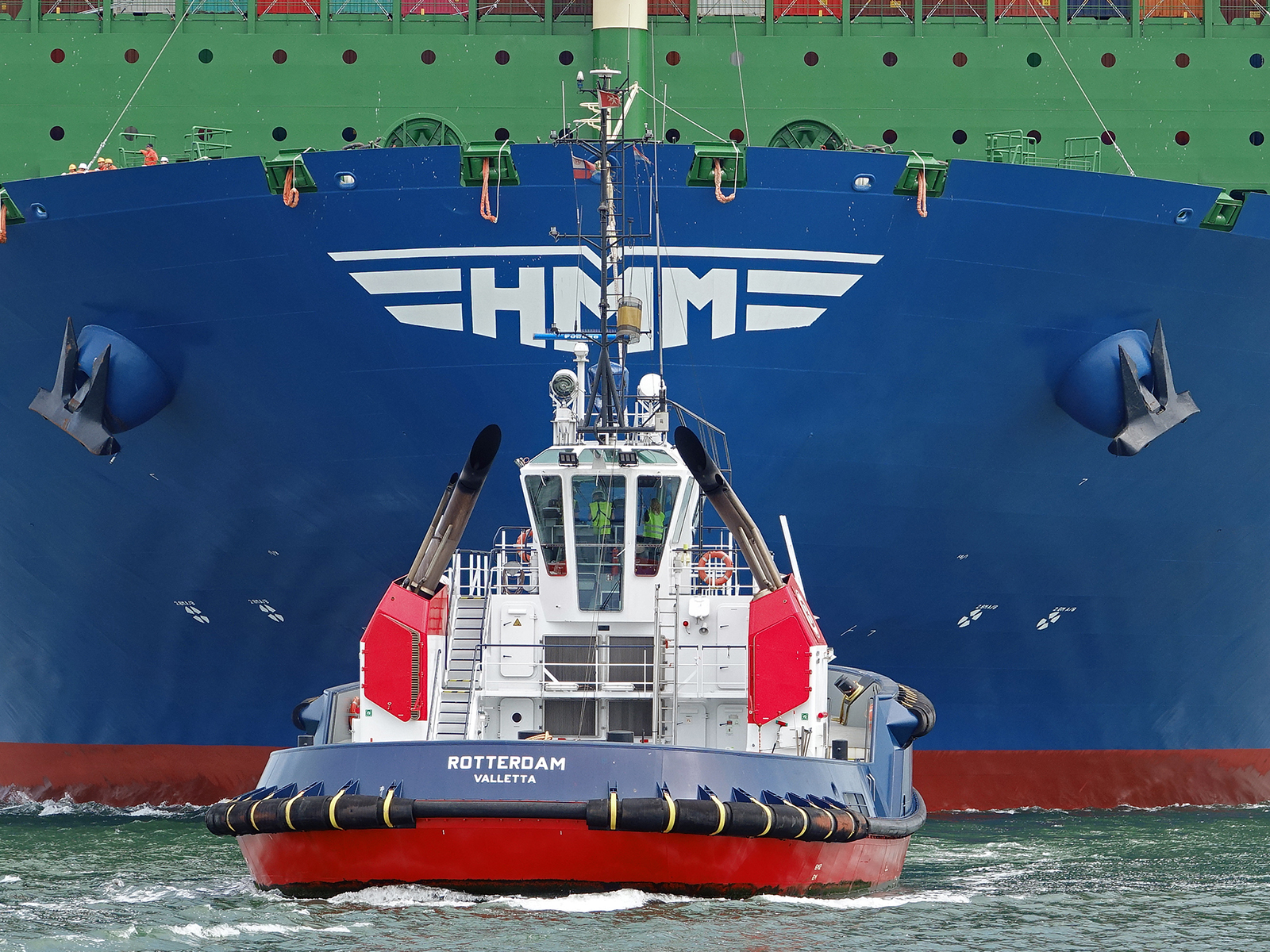 web_leading tug Algeciras.jpg